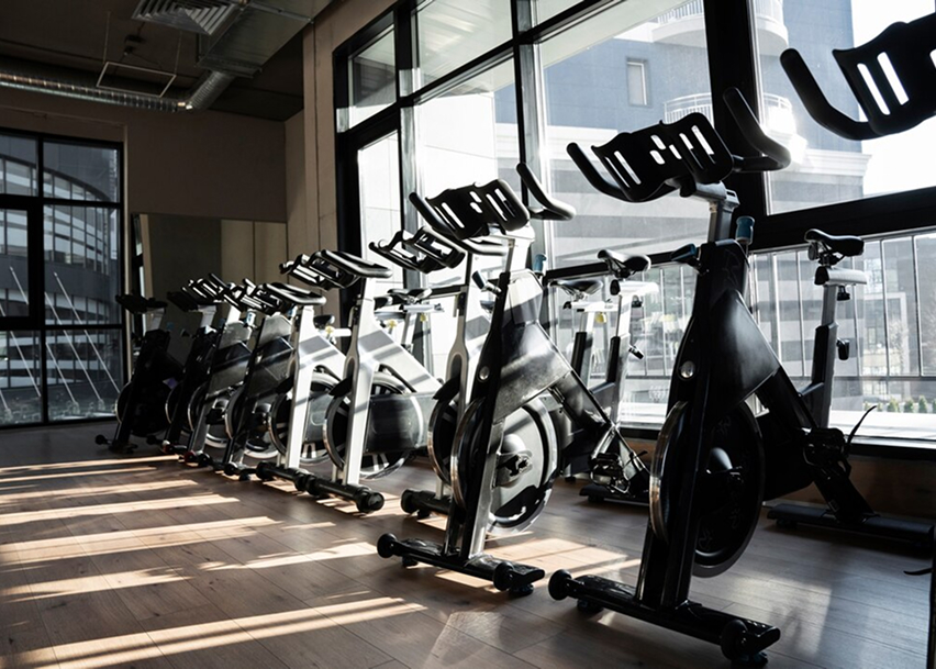 Велотренажеры в спортзале